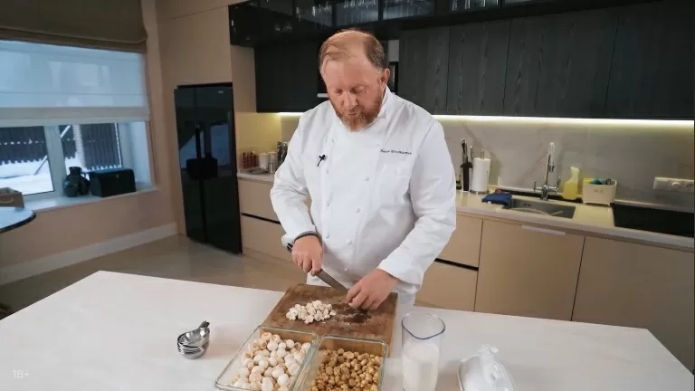 Жюльен с грибами и сыром - рецепт от Константина Ивлева