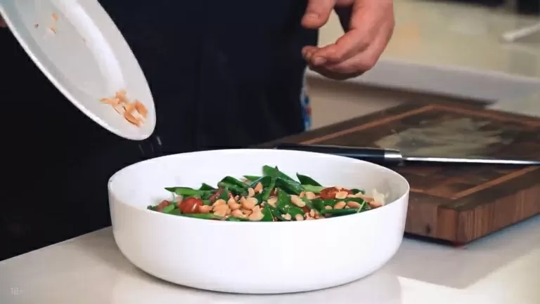 Паназиатский салат из копченой курицы - рецепт от Константина Ивлева