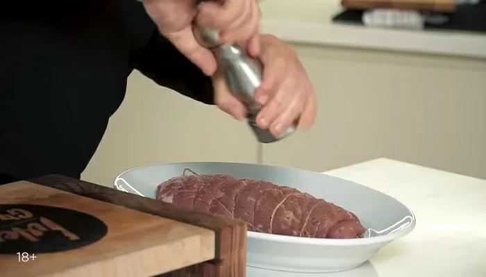 Мясной рулет с грибами - рецепт от Константина Ивлева