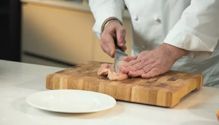 Куриная грудка с крабом в мандариновом соусе - рецепт от Константина Ивлева
