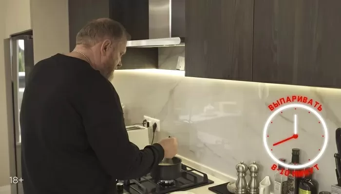 Мясной рулет с грибами - рецепт от Константина Ивлева