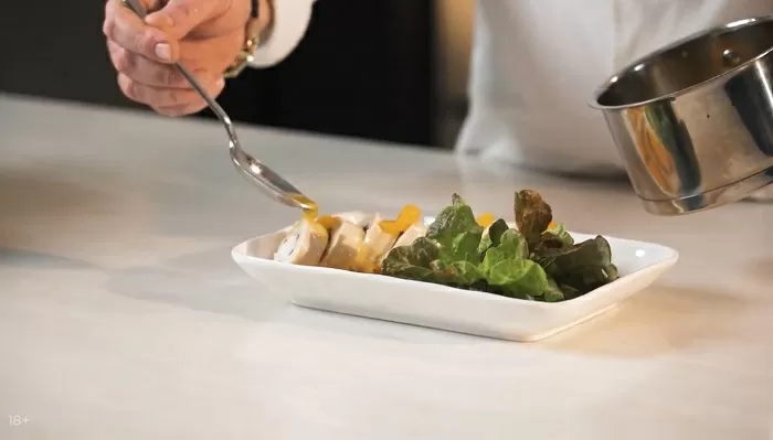 Куриная грудка с крабом в мандариновом соусе - рецепт от Константина Ивлева