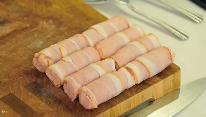 Куриные колбаски с сыром и беконом - рецепт от Константина Ивлева