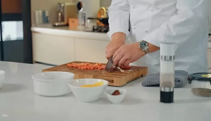 Картофельный рулет с курицей, сыром и шпинатом - рецепт от Константина Ивлева
