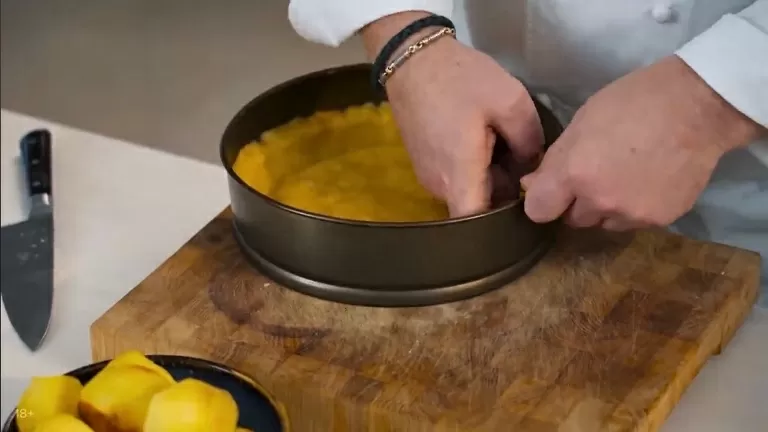 Картофельный пирог с сыром и копченостями - рецепт от Константина Ивлева