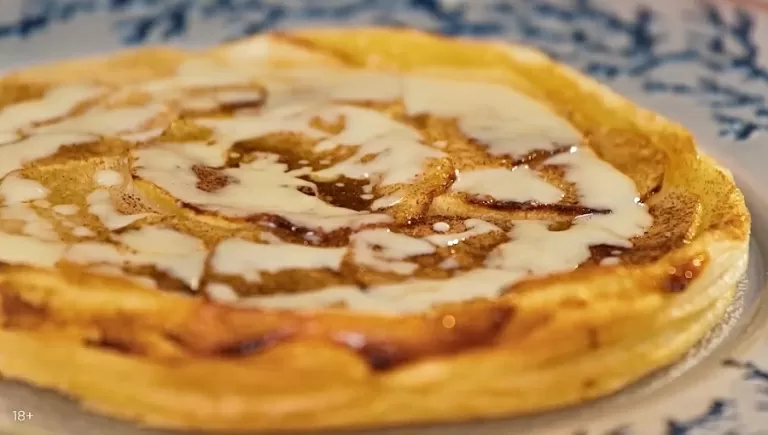 Яблочный пирог с карамельным соусом - рецепт от Константина Ивлева