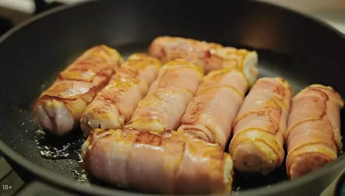 Куриные колбаски с сыром и беконом - рецепт от Константина Ивлева
