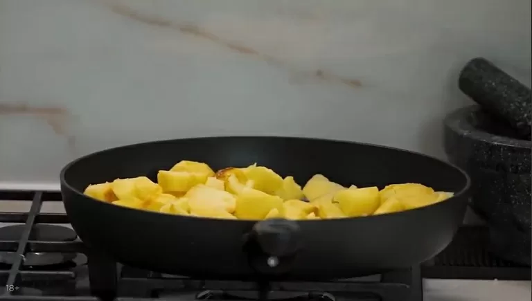 Картофельный пирог с сыром и копченостями - рецепт от Константина Ивлева