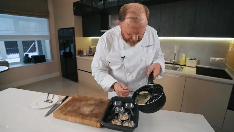 Жюльен с грибами и сыром - рецепт от Константина Ивлева