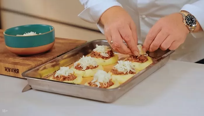 Мясные ватрушки с соусом болоньезе - рецепт от Константина Ивлева
