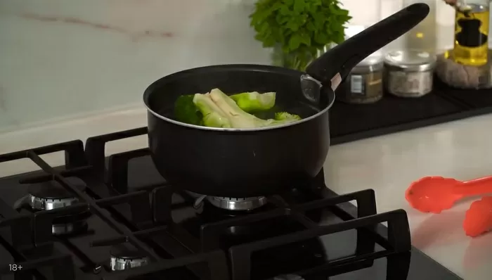 Стейк из брокколи с ореховым соусом - рецепт от Константина Ивлева