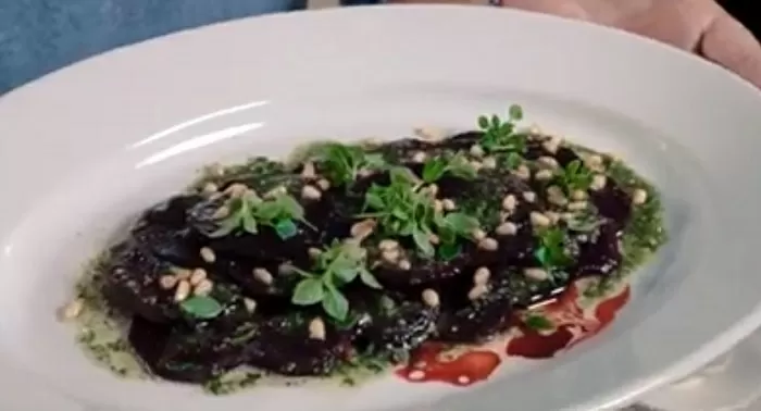 Карпаччо из печеной свеклы с соусом песто - рецепт от Константина Ивлева