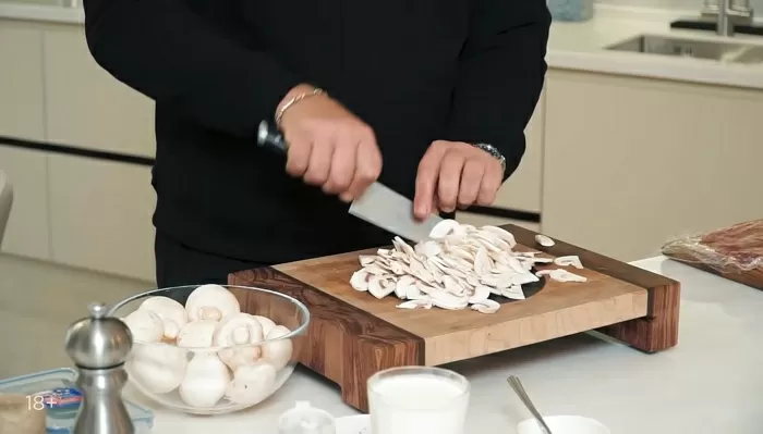 Мясной рулет с грибами - рецепт от Константина Ивлева