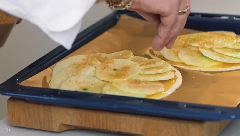 Яблочный пирог с карамельным соусом - рецепт от Константина Ивлева