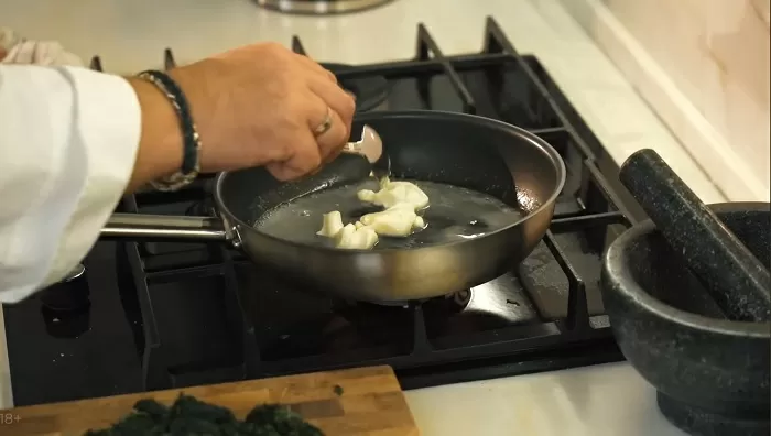 Запеченное мясо с сыром и шпинатом - рецепт от Константина Ивлева