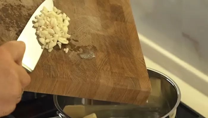 Куриные ножки в сливочно-чесночном соусе с сыром и шпинатом - рецепт от Константина Ивлева