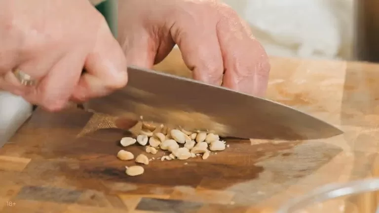 Салат с курицей гриль и хрустящими овощами - рецепт от Константина Ивлева