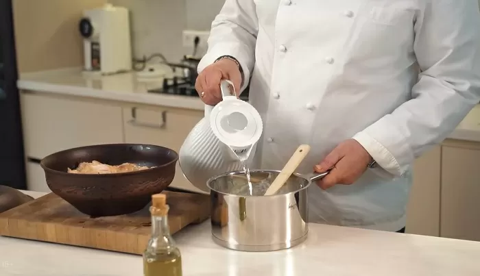Куриные ножки в сливочно-чесночном соусе с сыром и шпинатом - рецепт от Константина Ивлева
