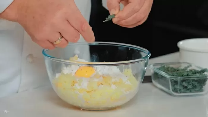 Мясные ватрушки с соусом болоньезе - рецепт от Константина Ивлева