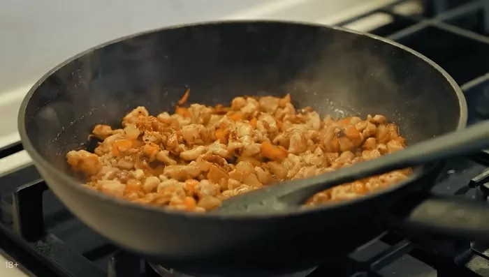 Картофельный рулет с курицей, сыром и шпинатом - рецепт от Константина Ивлева