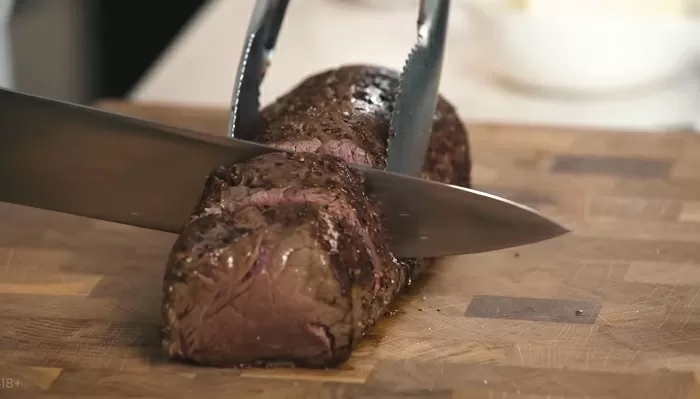 Запеченное мясо с сыром и шпинатом - рецепт от Константина Ивлева