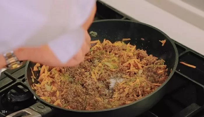 Мясные ватрушки с соусом болоньезе - рецепт от Константина Ивлева