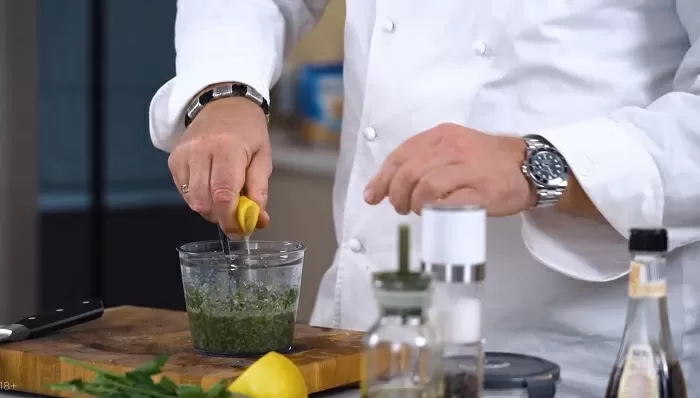 Шашлык из купатов и грибов с соусом чимичурри - рецепт от Константина Ивлева
