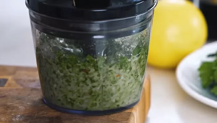 Шашлык из купатов и грибов с соусом чимичурри - рецепт от Константина Ивлева