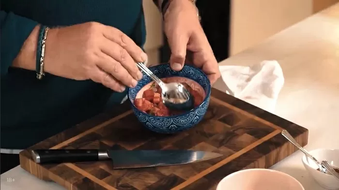 Печеный баклажан с хумусом и томатами - рецепт от Константина Ивлева