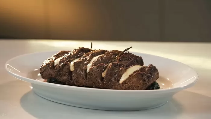 Запеченное мясо с сыром и шпинатом - рецепт от Константина Ивлева