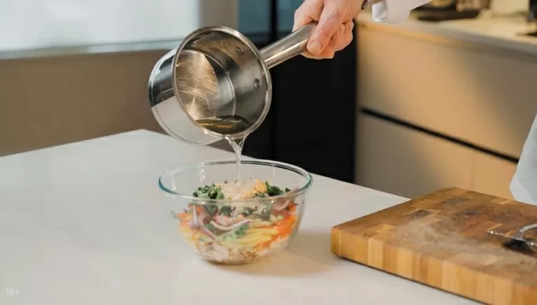 Салат с курицей гриль и хрустящими овощами - рецепт от Константина Ивлева