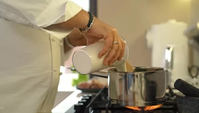 Куриные ножки в сливочно-чесночном соусе с сыром и шпинатом - рецепт от Константина Ивлева