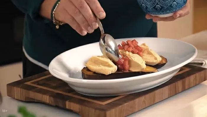 Печеный баклажан с хумусом и томатами - рецепт от Константина Ивлева