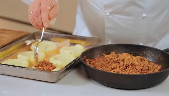 Мясные ватрушки с соусом болоньезе - рецепт от Константина Ивлева
