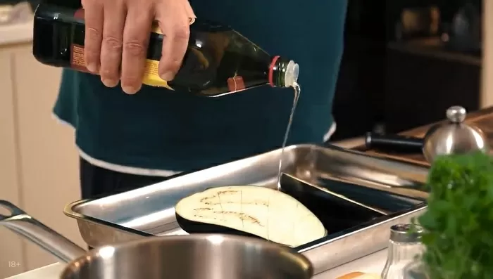 Печеный баклажан с хумусом и томатами - рецепт от Константина Ивлева