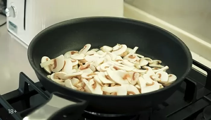 Мясной рулет с грибами - рецепт от Константина Ивлева