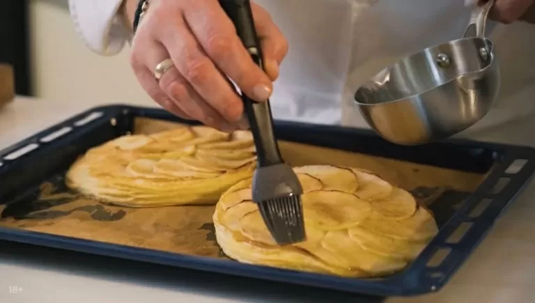 Яблочный пирог с карамельным соусом - рецепт от Константина Ивлева