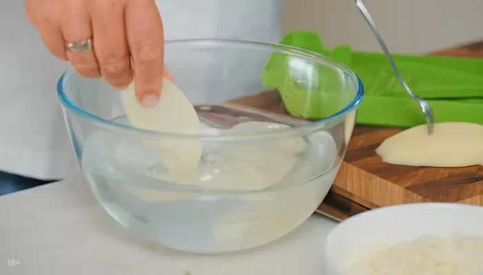 Картофельный рулет с курицей, сыром и шпинатом - рецепт от Константина Ивлева