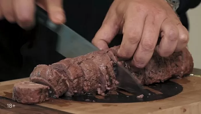 Мясной рулет с грибами - рецепт от Константина Ивлева