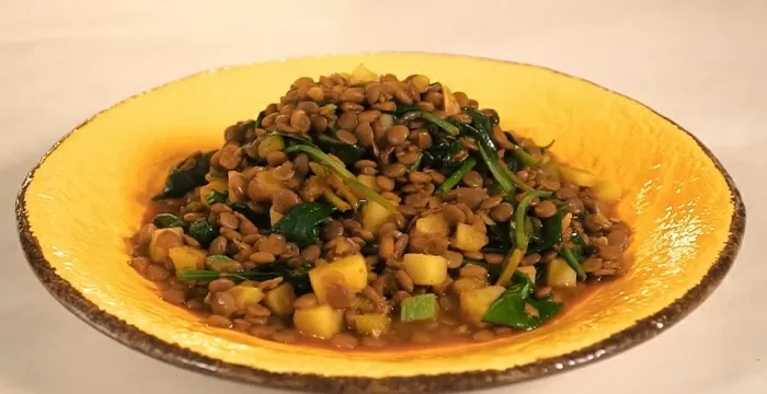 Чечевица с картофелем, кабачками и шпинатом в морковном соке - рецепт от Константина Ивлева