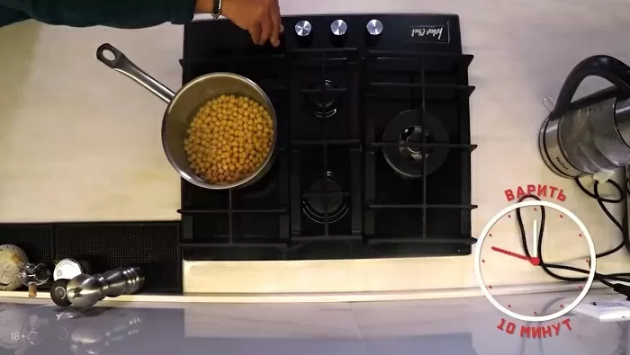 Печеный баклажан с хумусом и томатами - рецепт от Константина Ивлева