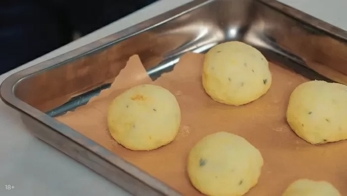 Мясные ватрушки с соусом болоньезе - рецепт от Константина Ивлева