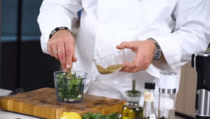 Шашлык из купатов и грибов с соусом чимичурри - рецепт от Константина Ивлева