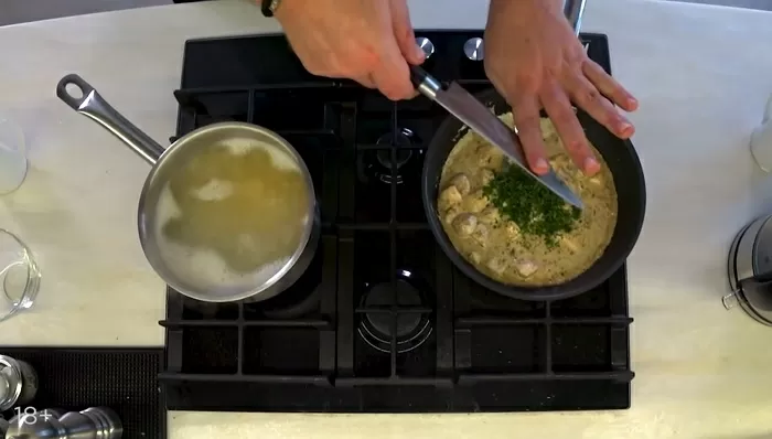 Пенне с курицей и грибами - рецепт от Константина Ивлева