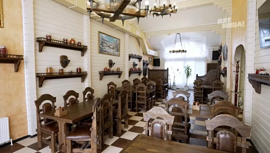 Почему Гостеев?