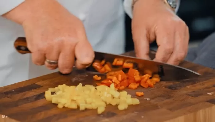 Картофельный рулет с курицей, сыром и шпинатом - рецепт от Константина Ивлева