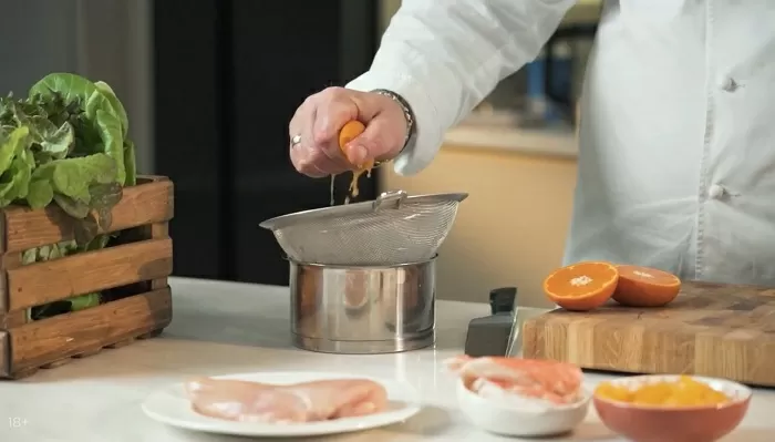 Куриная грудка с крабом в мандариновом соусе - рецепт от Константина Ивлева
