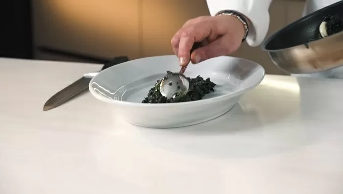 Запеченное мясо с сыром и шпинатом - рецепт от Константина Ивлева