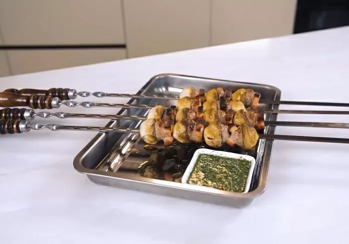 Шашлык из купатов и грибов с соусом чимичурри - рецепт от Константина Ивлева