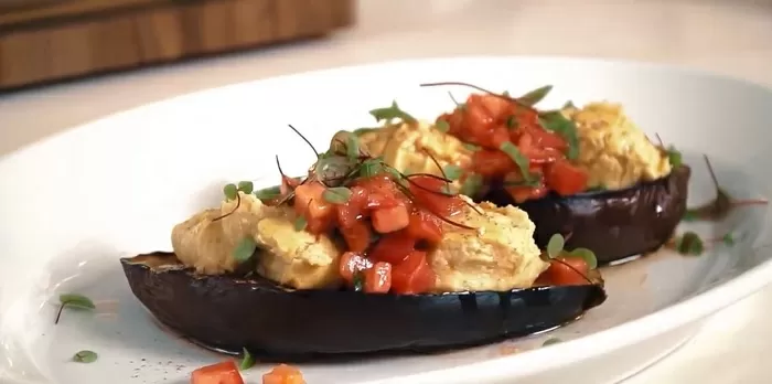 Печеный баклажан с хумусом и томатами - рецепт от Константина Ивлева